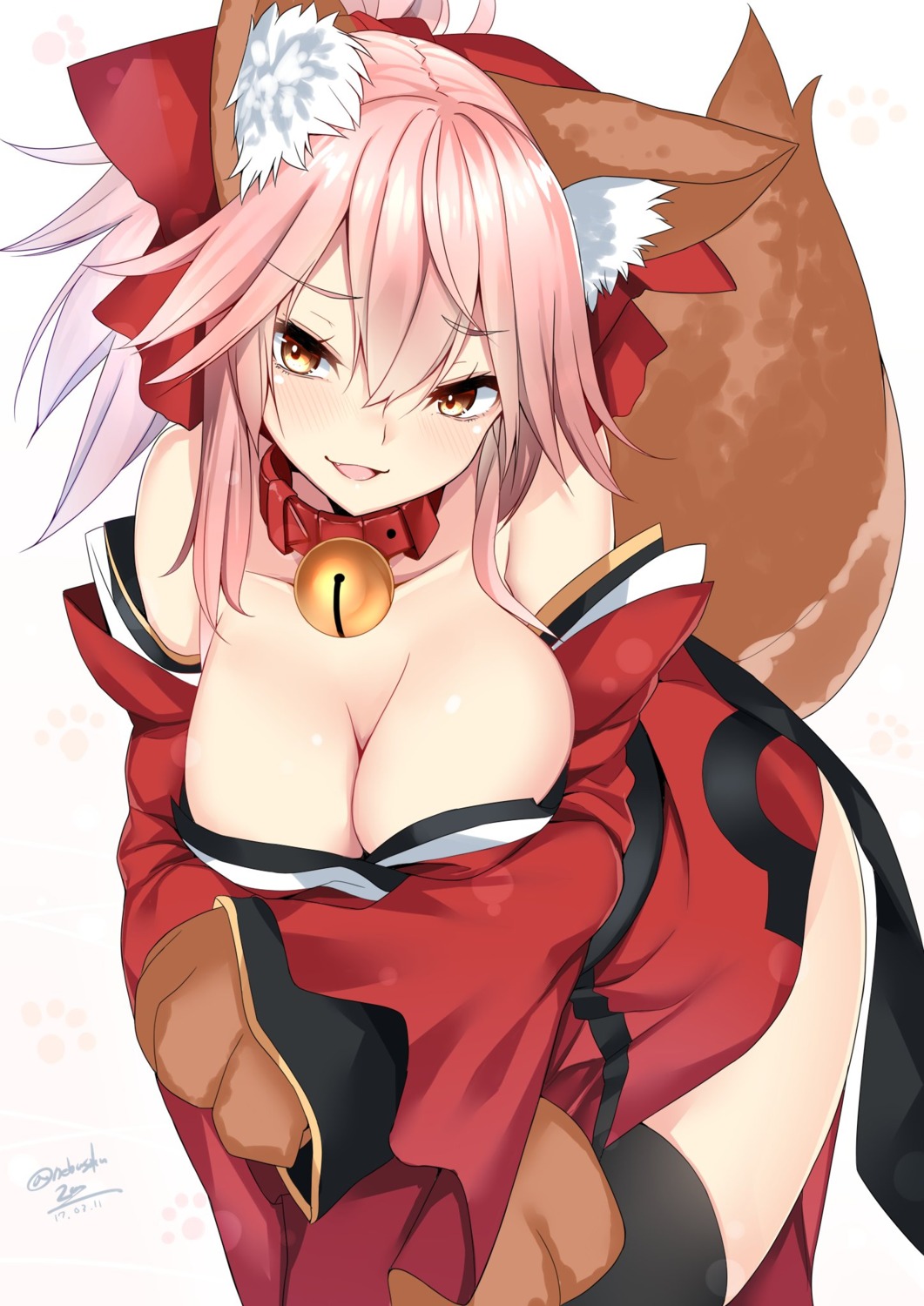 animal_ears breast_hold cleavage fate/grand_order kitsune nebusoku tail tamamo_cat thighhighs