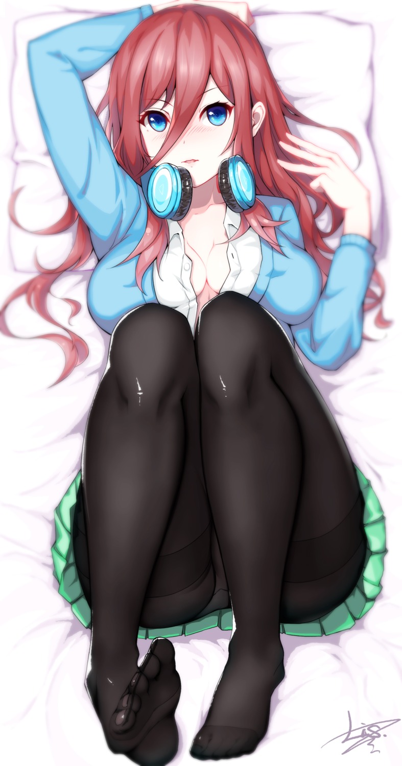 5-toubun_no_hanayome cleavage feet headphones lis_zhu_long nakano_miku no_bra open_shirt pantsu pantyhose seifuku skirt_lift sweater