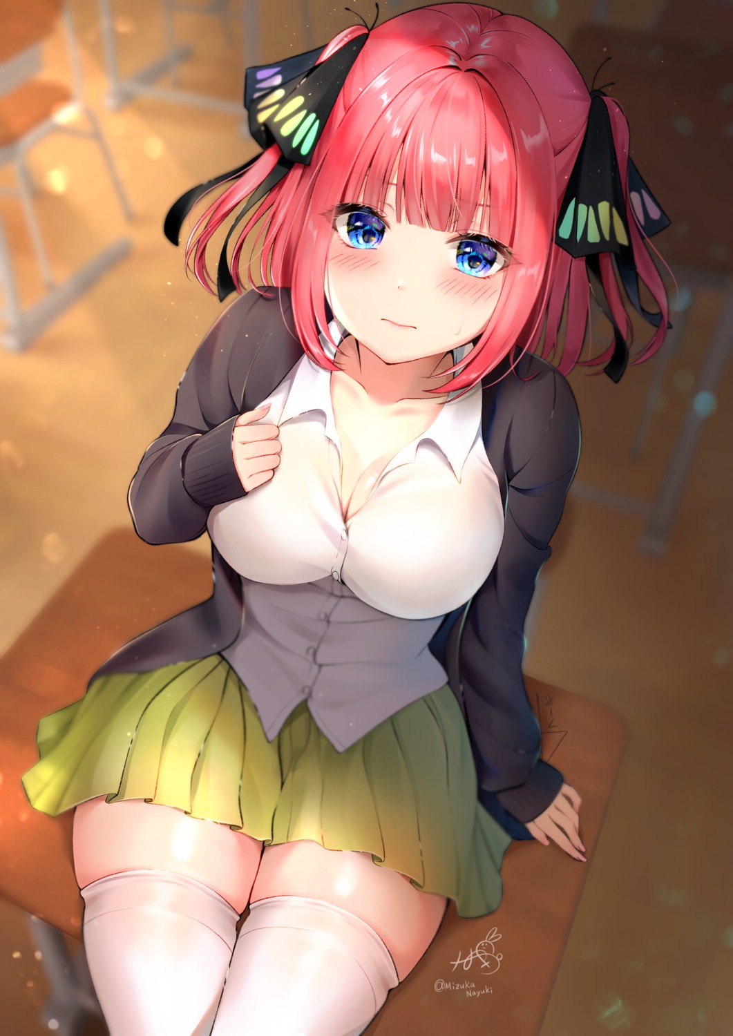 5-toubun_no_hanayome breast_hold cleavage mizukanayuki nakano_nino seifuku sweater thighhighs