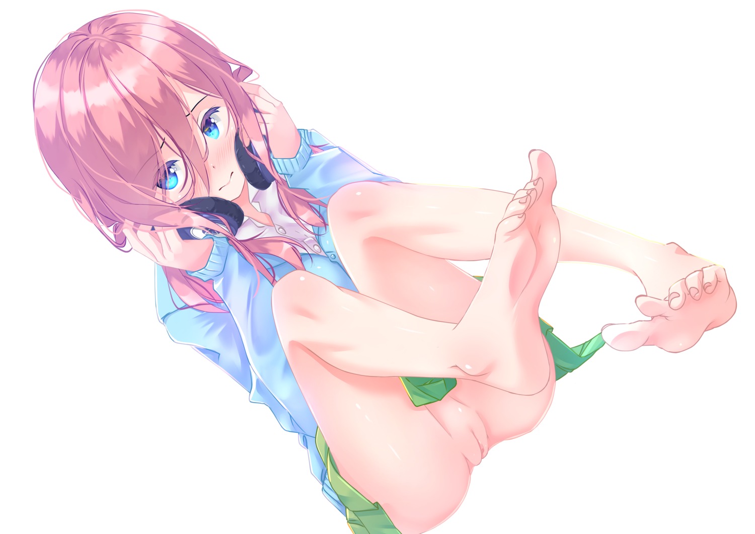 5-toubun_no_hanayome feet headphones nakano_miku nopan pussy seifuku skirt_lift sweater sydus uncensored