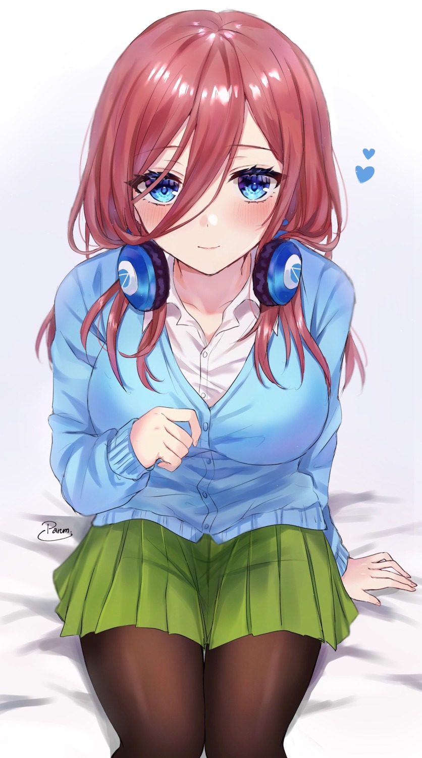 5-toubun_no_hanayome breast_hold headphones nakano_miku pantyhose parum seifuku sweater