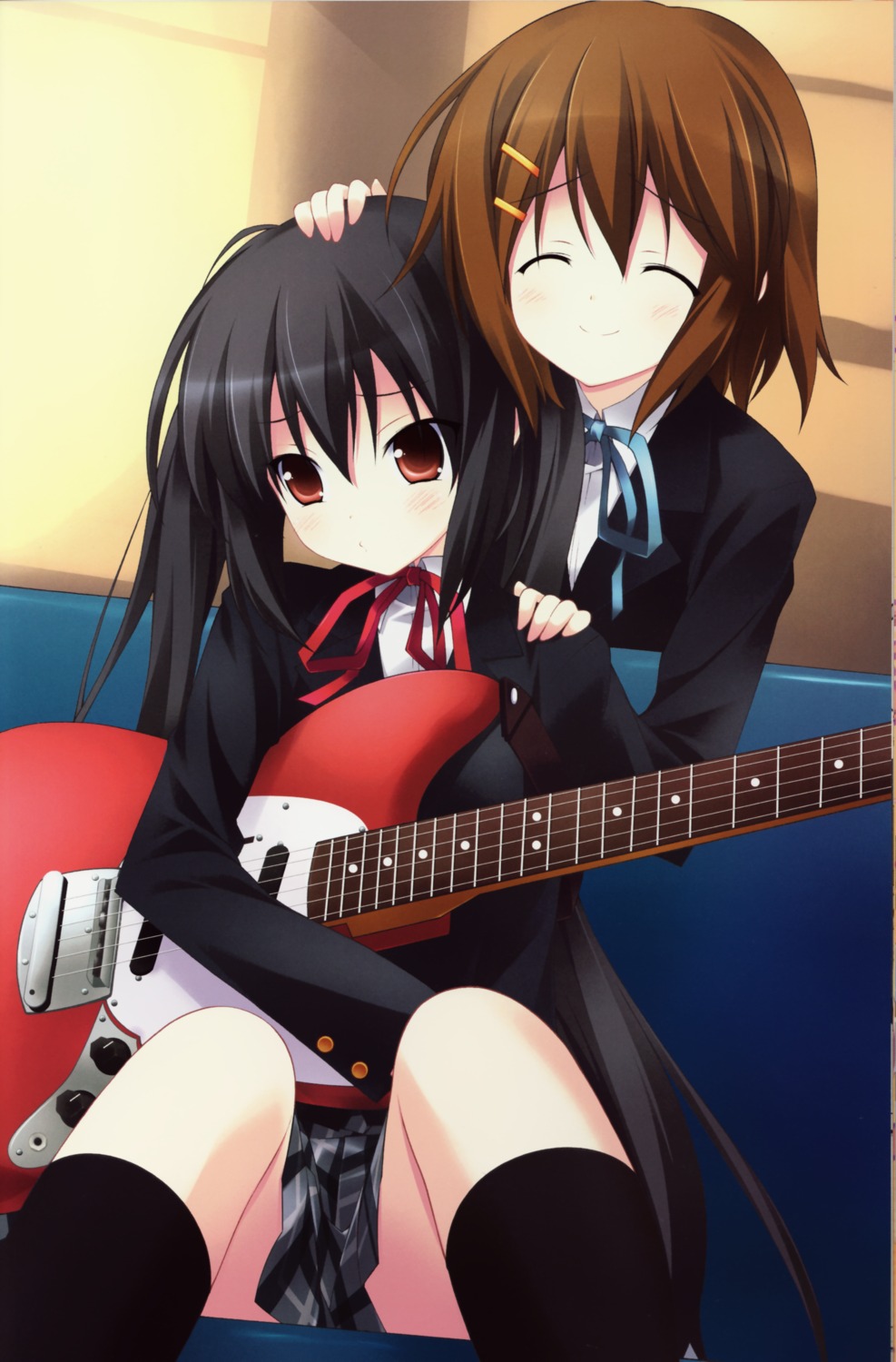 guitar hirasawa_yui k-on! nakano_azusa sakana seifuku