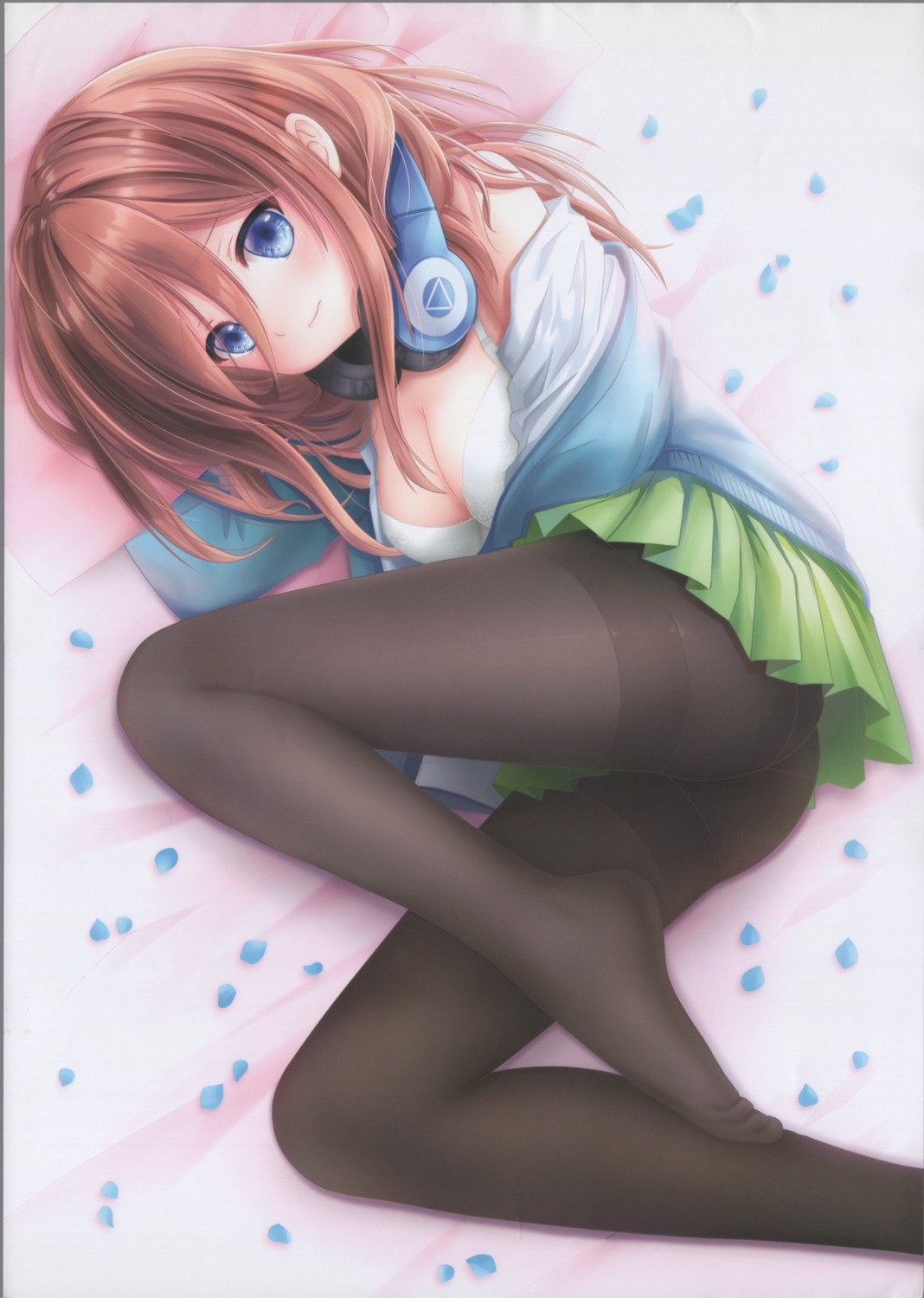 5-toubun_no_hanayome ass bra headphones nakano_miku open_shirt pantsu pantyhose raw_scan seifuku sweater yuski