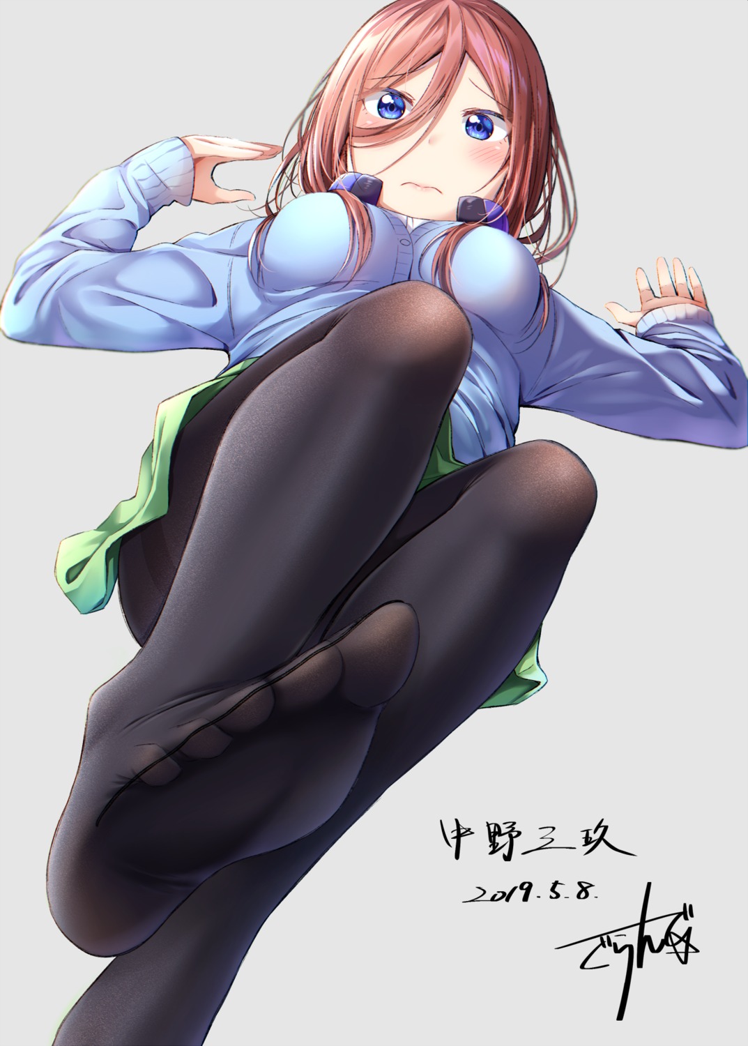 5-toubun_no_hanayome feet gurande headphones nakano_miku pantyhose seifuku sweater