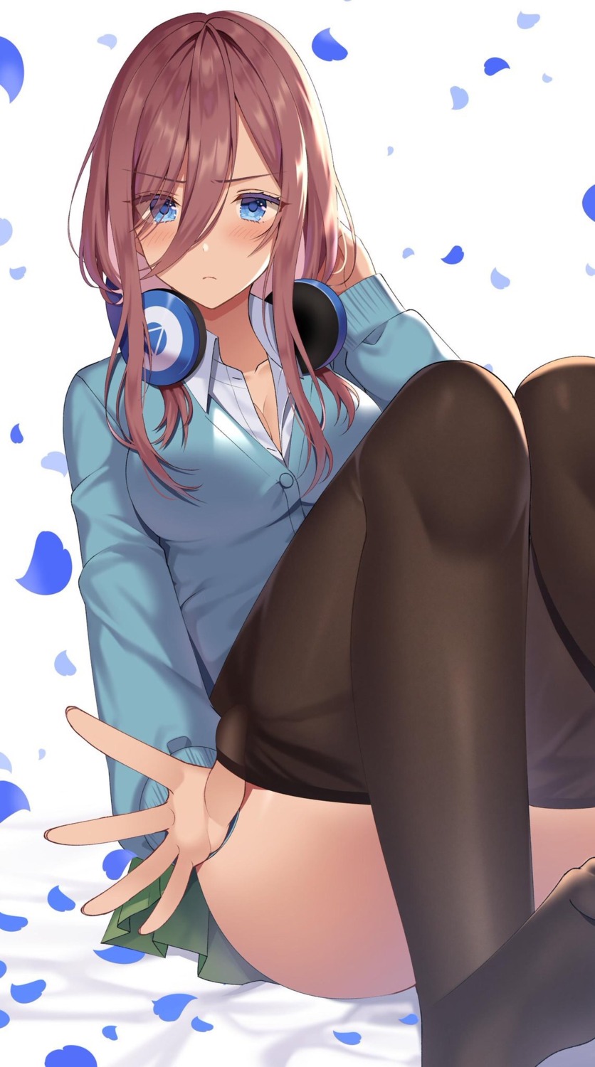 5-toubun_no_hanayome cleavage headphones izumo_neru nakano_miku pantyhose seifuku sweater undressing