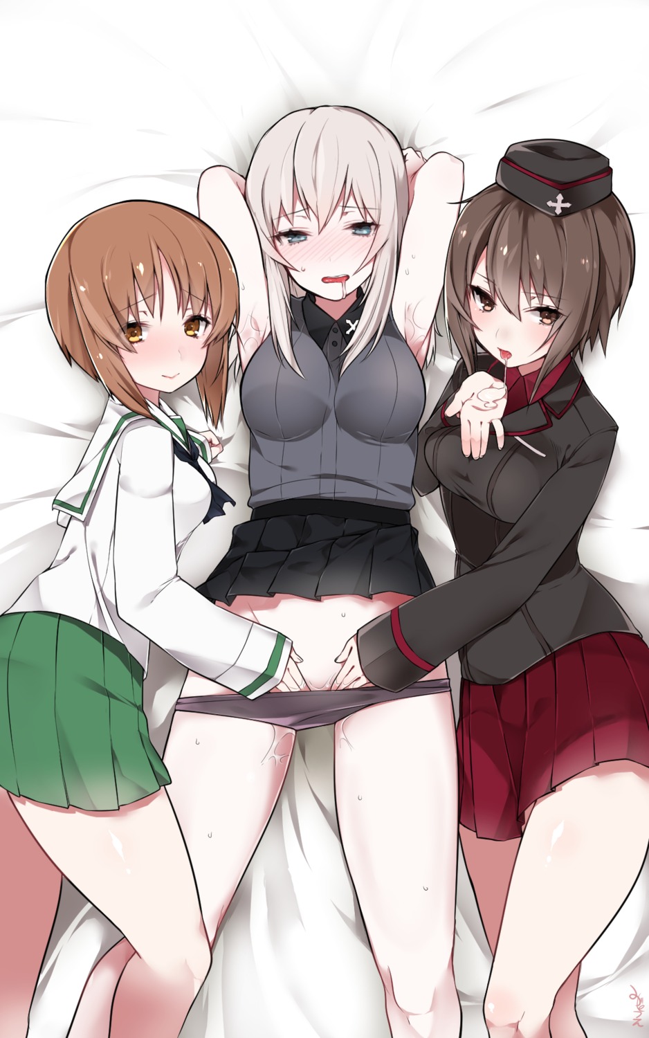 fingering girls_und_panzer itsumi_erika mitsudoue nishizumi_miho pantsu panty_pull pussy_juice seifuku uniform yuri